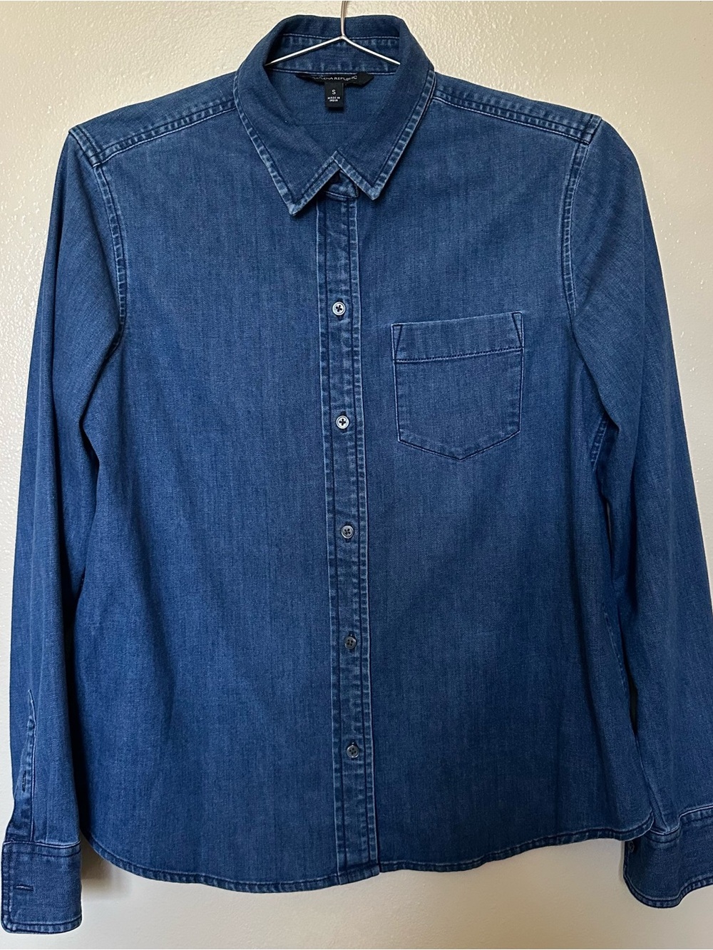 Women’s Banana Republic Indigo Denim Button-Down Shirt size small